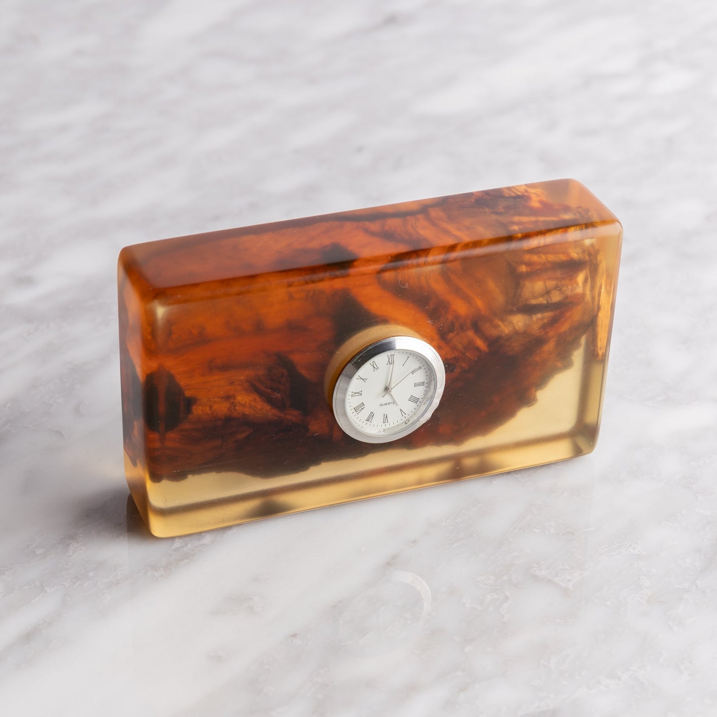 ساعة من الخشب