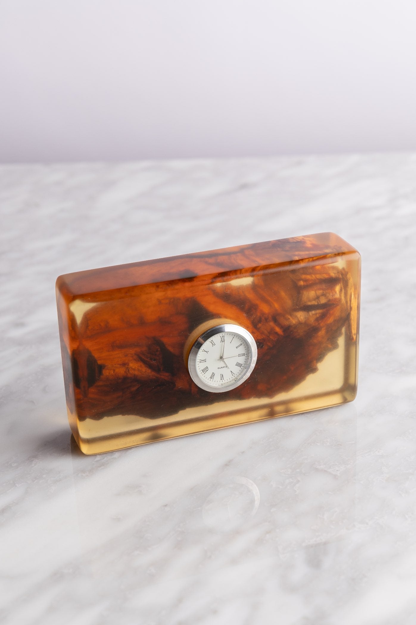 ساعة من الخشب