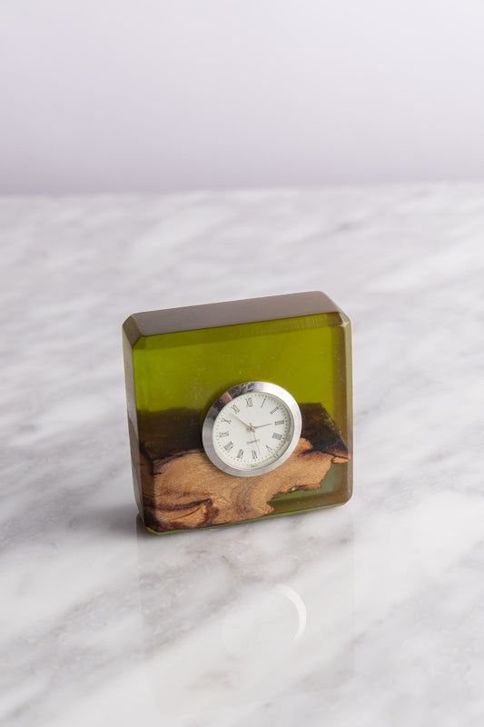 ساعة من الخشب