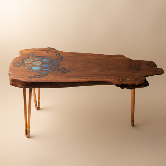 طاولة خشبية مميزة